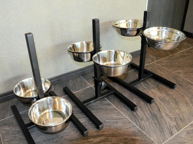 さまざまな高さに対応できる犬用の食器＝小野市万勝寺町