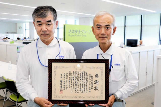 行方不明になっていた女性を発見した松本信行さん（左）と川村秀樹さん＝小野市役所
