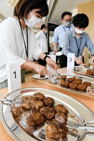 牛と豚の混合割合を変えた３種類を食べ比べた試食会＝西脇市西脇