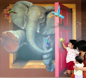 扉の奥からゾウがお出まし＝加東市東古瀬