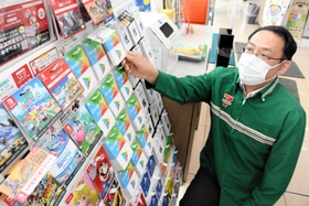 電子マネーを使った特殊詐欺の被害防止に尽力するセブン－イレブン西脇和田店の藤田和昌オーナー＝西脇市和田町