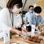 牛と豚の混合割合を変えた３種類を食べ比べた試食会＝西脇市西脇