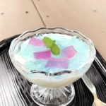 期間限定メニューの「あじさいヨーグルトゼリー」（ＴＵＭＡこいカフェ提供）