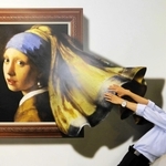 名画から衣装を引っ張り出した？＝加東市役所２階