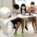 授業に登場したペッパー（手前左）＝加東市上久米