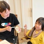 小野市内で暮らす田中美羽さん（右）と母真由さん＝小野市内