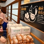 卵や鶏肉、特産品を購入できる「トリマルシェ」＝多可町加美区的場