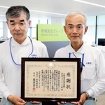 行方不明になっていた女性を発見した松本信行さん（左）と川村秀樹さん＝小野市役所