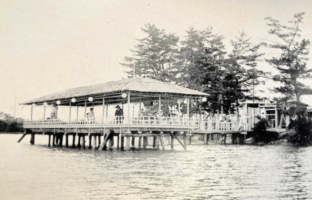 小野翠光園を映した絵はがき。夏には多くの市民が涼を楽しんだ（小野市立好古館提供）