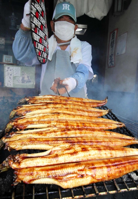 特製のたれを付けてウナギを焼く末永峯雄さん＝加東市社