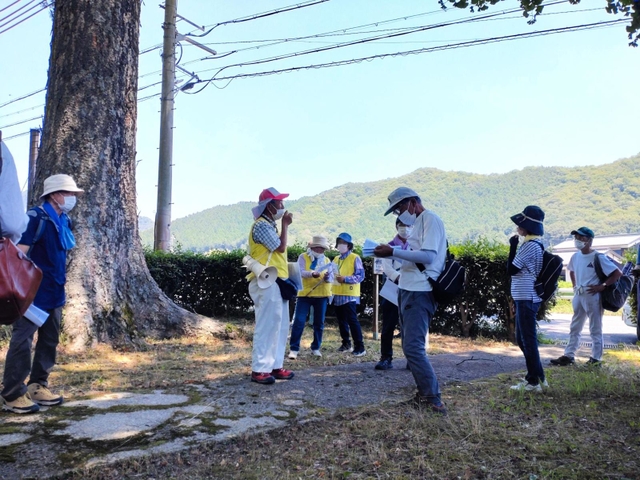 ７月上旬、多可町で開催された歴史探訪のウオーキング（北はりま田園空間博物館提供）