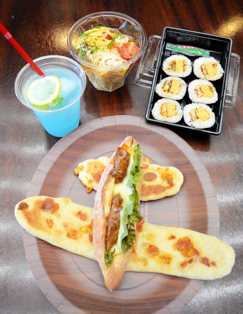 キッチンカーで販売されるｓｏｒａかさいオリジナルメニュー＝加西市役所