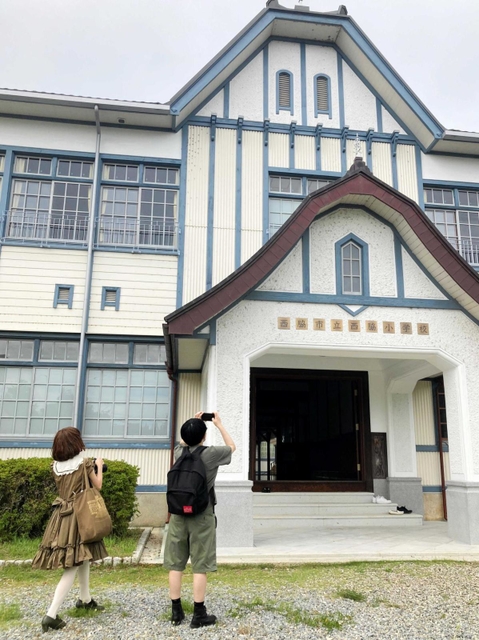 美しく保たれた校舎の写真を撮る見学者ら＝西脇市西脇