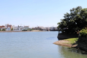 現在の小野翠光園付近。今は静かな風景が広がる