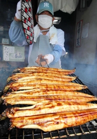 特製のたれを付けてウナギを焼く末永峯雄さん＝加東市社