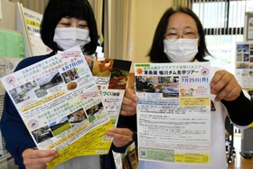 バスツアーをアピールするＮＰＯ法人の内橋治美副代表理事（右）ら＝西脇市寺内