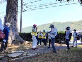 ７月上旬、多可町で開催された歴史探訪のウオーキング（北はりま田園空間博物館提供）