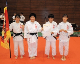 柔道の女子団体で優勝した小野の選手たち＝高砂市総合体育館