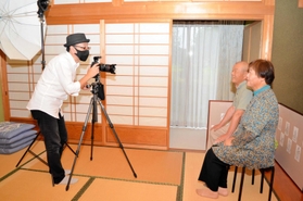 高齢夫婦の撮影ボランティアを続ける宮本博文さん＝加西市玉丘町