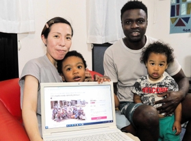 ベナンの女性支援に協力を呼びかけるエケ陽子さん（左）と家族＝加東市