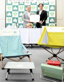 加西市と地域包括連携協定を結んだロゴスコーポレーションの商品と、調印した同社の柴田茂樹社長（左）、西村和平市長＝加西市役所