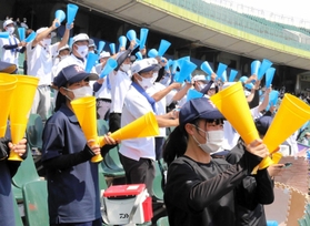 メガホンを打ち鳴らして盛り上がる社高校の応援スタンド＝ほっともっとフィールド神戸