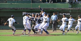 神戸国際大付-社　初優勝を決め歓喜に沸く社ナイン＝２８日午後、神戸市須磨区、ほっともっとフィールド神戸（撮影・秋山亮太）