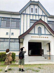 美しく保たれた校舎の写真を撮る見学者ら＝西脇市西脇