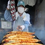 特製のたれを付けてウナギを焼く末永峯雄さん＝加東市社