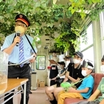 スパイシー八木さん（左）からカブトムシの豆知識を聞く参加者＝小野市内