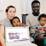 ベナンの女性支援に協力を呼びかけるエケ陽子さん（左）と家族＝加東市