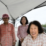 播州白水菜の種を保存していた竹本千代さん（手前）と岡野圭佑さん（左）夫妻＝多可町