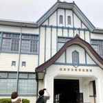 美しく保たれた校舎の写真を撮る見学者ら＝西脇市西脇