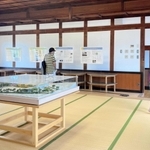 同校の記念室で学校の歴史を学ぶ見学者ら＝西脇市西脇