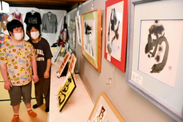 障害者の書や絵画を販売している会場＝西脇市西脇