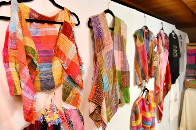 障害者が手織りしたさおり織り＝西脇市西脇