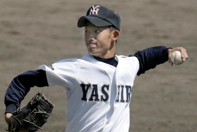 力投する社高校時代の井上さん＝２００９年４月、姫路球場