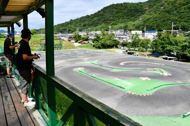 本格的なラジコンサーキット。長さの違う２面を使い分け、大会が開催された＝西脇市大野