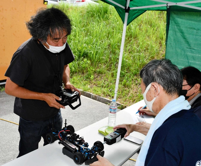 （２）モーターの回転数や車体重量をチェックする参加者