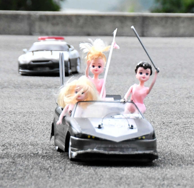 （４）パトカーからの追跡をかわす「族車」のラジコン