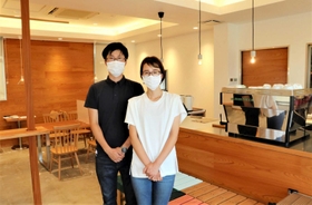 コミュニティーレストラン「けやき焙煎所」を開業する宗平慎太郎さん（左）と妻の祐果さん＝小野市粟生町