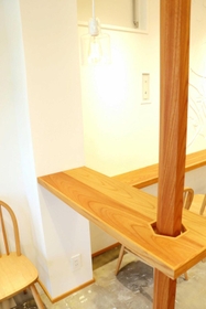 客席に設けられた簡易カウンター。イベントなどでの使用を想定している＝小野市粟生町