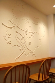 壁に刻まれた小野市の地図。地元愛があふれる＝小野市粟生町