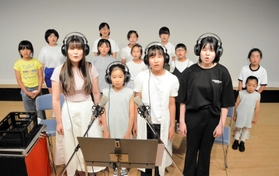 「加西サイサイ囃子」のレコーディングを行った歌い手たち＝加西市民会館