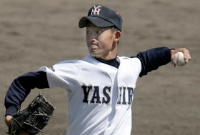 力投する社高校時代の井上さん＝２００９年４月、姫路球場