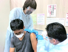 夜間集団接種を受ける市民＝小野市王子町