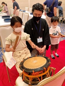 プロの奏者の指導を受けながら、伝統文化を体験する児童ら＝西脇市西脇