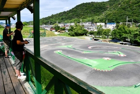 本格的なラジコンサーキット。長さの違う２面を使い分け、大会が開催された＝西脇市大野