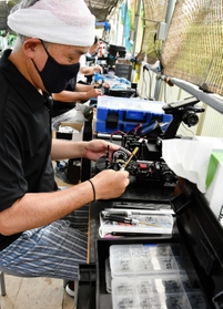 （１）レース当日、最終調整をする小寺一郎さん