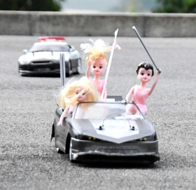 （４）パトカーからの追跡をかわす「族車」のラジコン